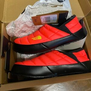 New never worn The North face slippers